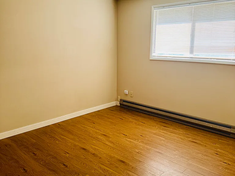 340 SW Deer St — Photo 7