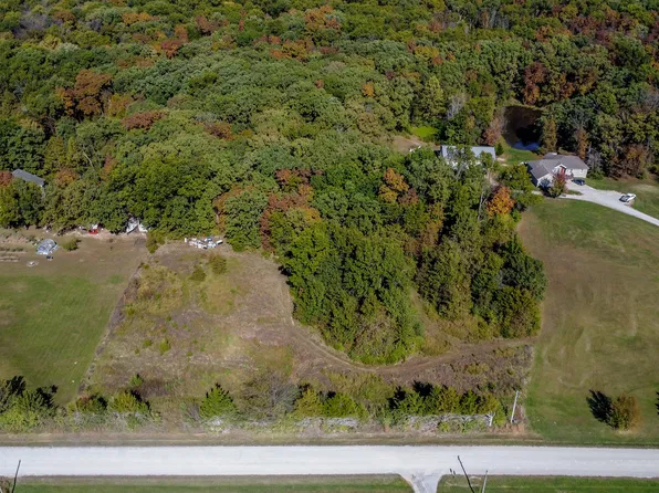 E Chaparral Dr, Centralia, MO 65240