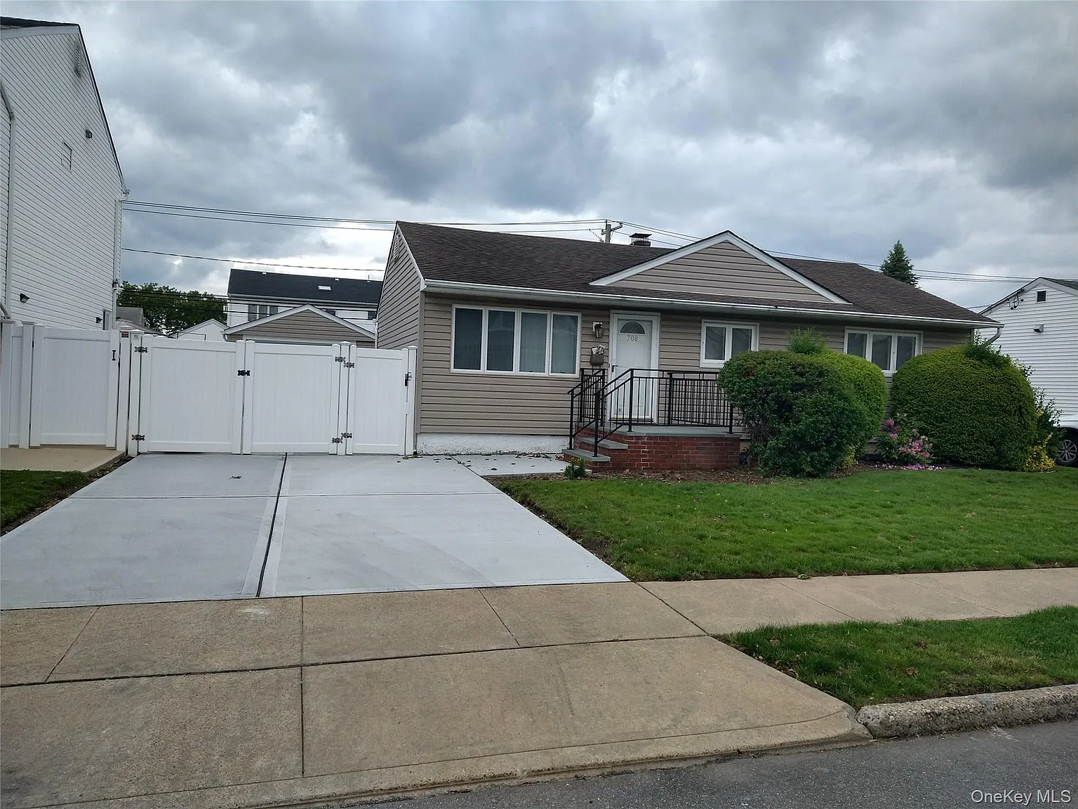 708 Anderson Avenue photo 1