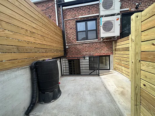 Rented by Trademarko Realty Inc | media 20