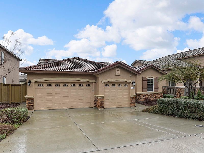 1st image of 805 Hildebrand Cir