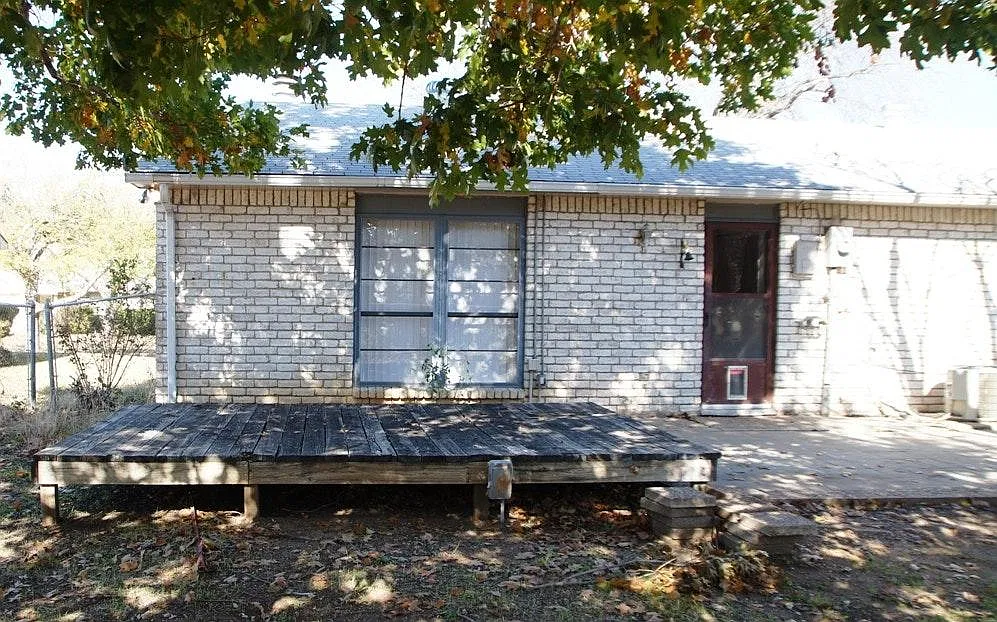 3 bed, 1339 sqft, $2,050 — Photo 2