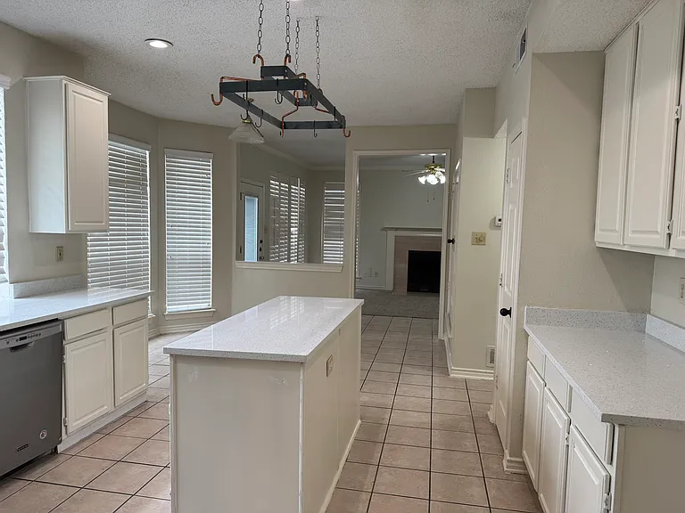 3704 Racquet Ct — Photo 4