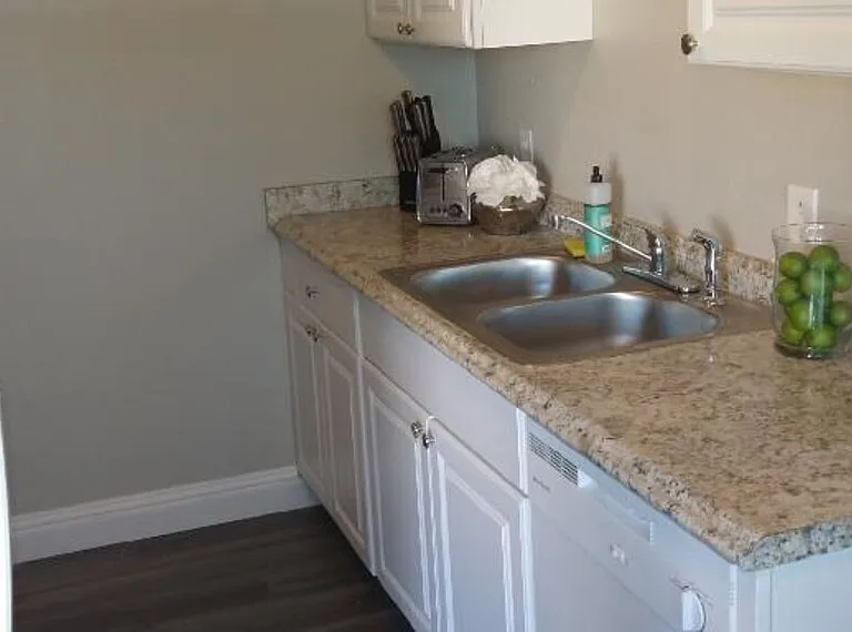 612 Londonderry Ln — Photo 7