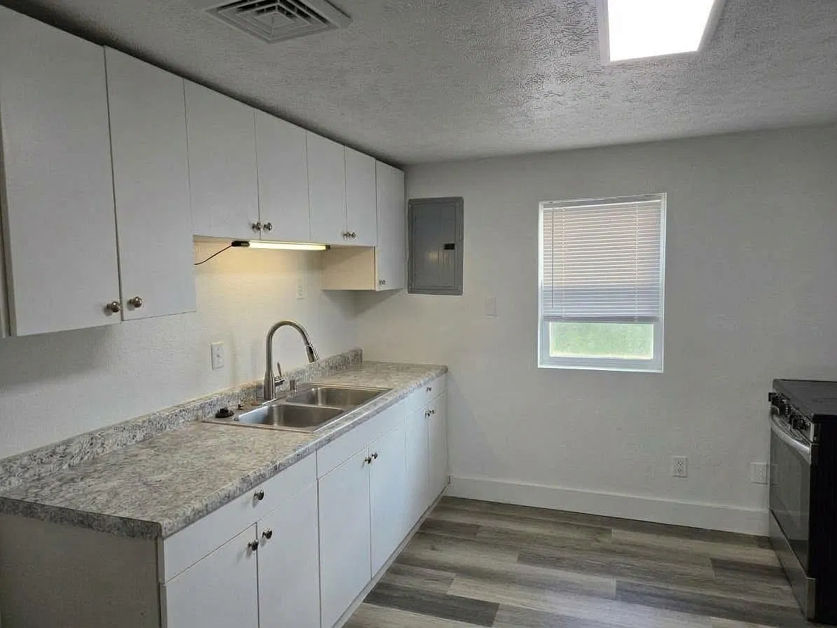 3 bed, 924 sqft, $995 — Photo 2