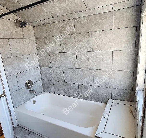 1007 W 29th St — Photo 22