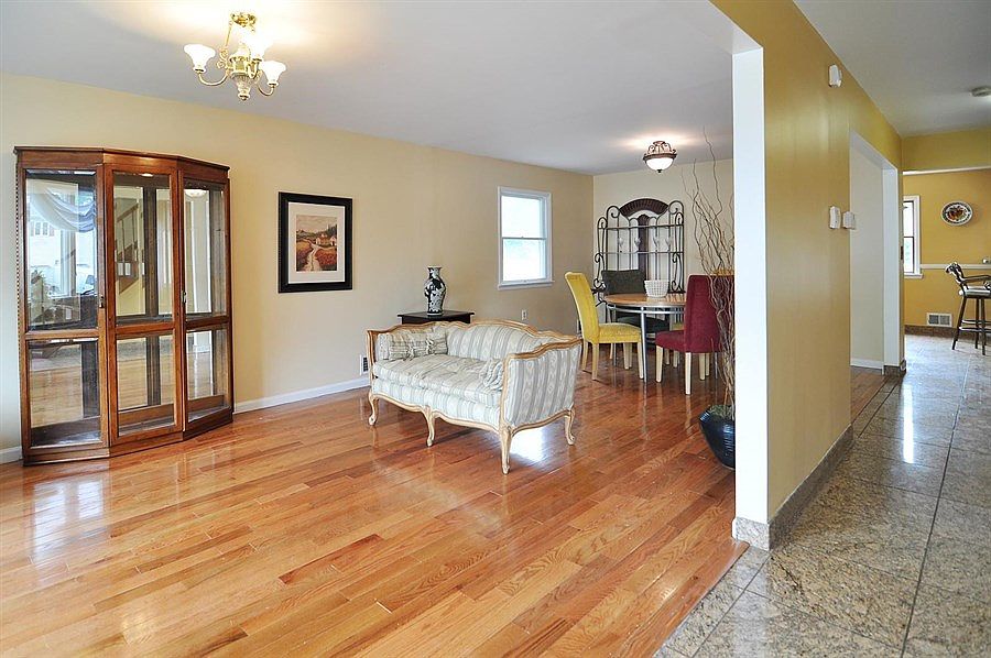 2nd image of 1135 Lincoln Ave