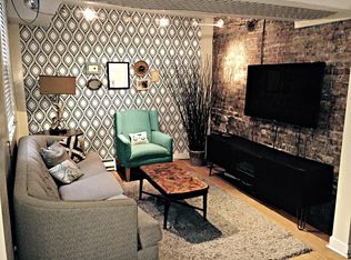 551 W Roscoe St APT 1, Chicago, IL 60657