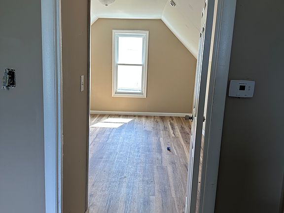 5th image of 729 Moltke Ave #B