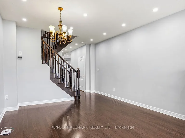 33 Tomabrook Cres — Photo 4
