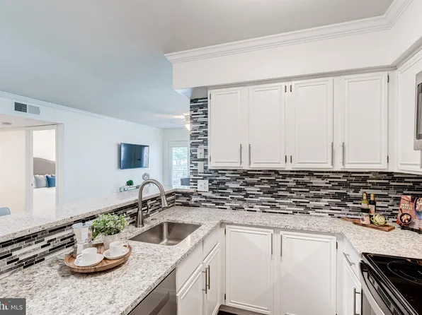 3310 Wyndham Cir APT 111, Alexandria, VA 22302