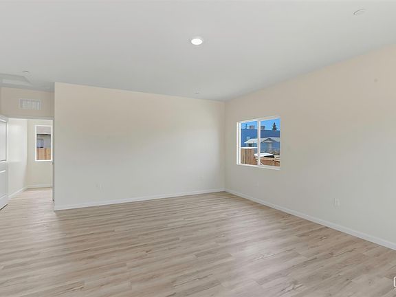 4th image of 10913 San Fernando St