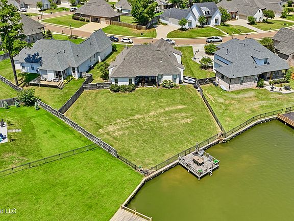 4th image of 105 Lake Bnd