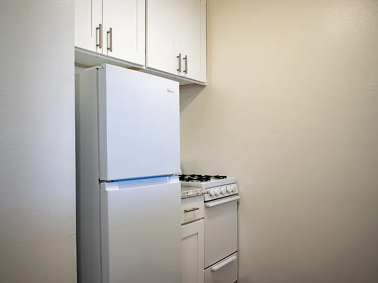 2 Bed / 1 Bath - 1,000 SF - Kitchen