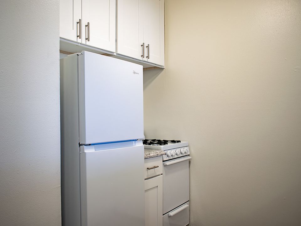2 Bed / 1 Bath - 1,000 SF - Kitchen