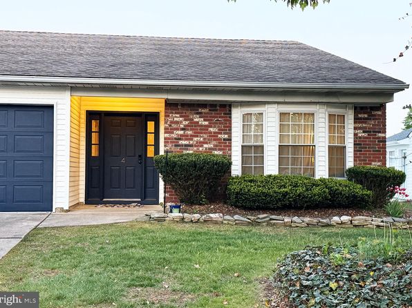 4 Fireside Cir, Columbus, NJ 08022