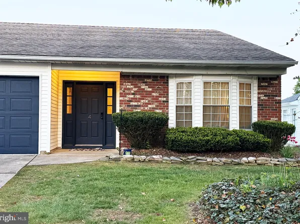 4 Fireside Cir, Columbus, NJ 08022