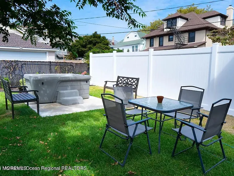 907 Bergh St — Photo 11