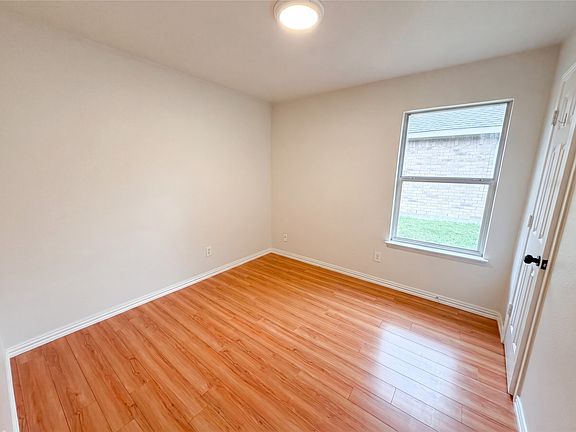 4th image of 111 Forest Park Ln