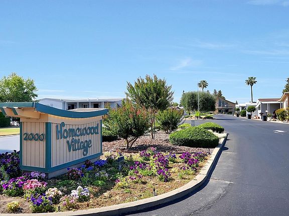 Mobile home located in Homewood Village in North Modesto!