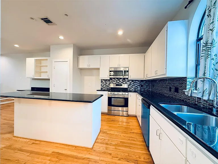 9813 Cynthia Ann Ct — Photo 13