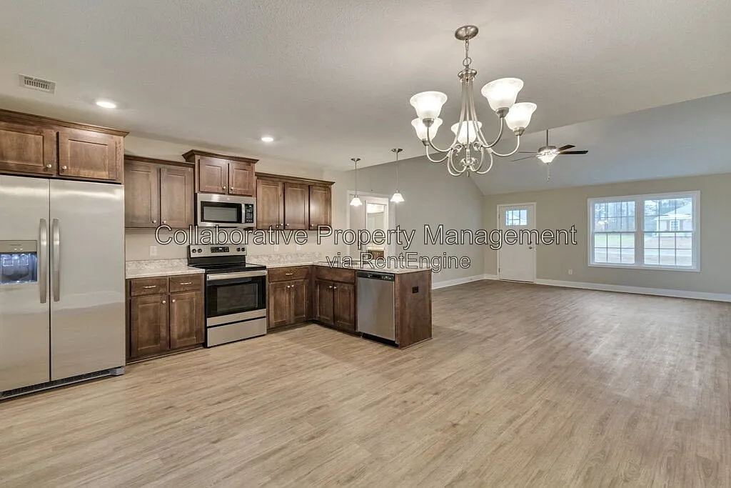 4 bed, 2.0 bath, 1848 sqft, $2,400 — Photo 4