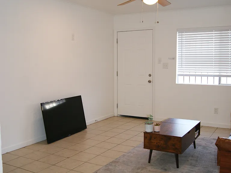 414 1/2 N G St — Photo 3