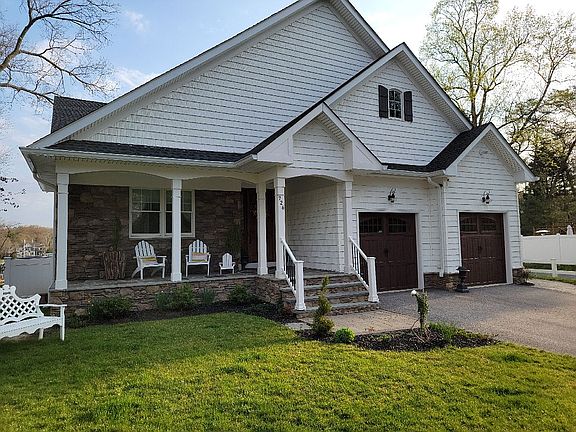 3rd image of 726 Oak Grove Cir