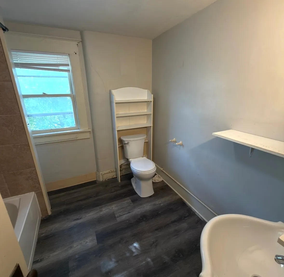 604 W Walnut St — Photo 2