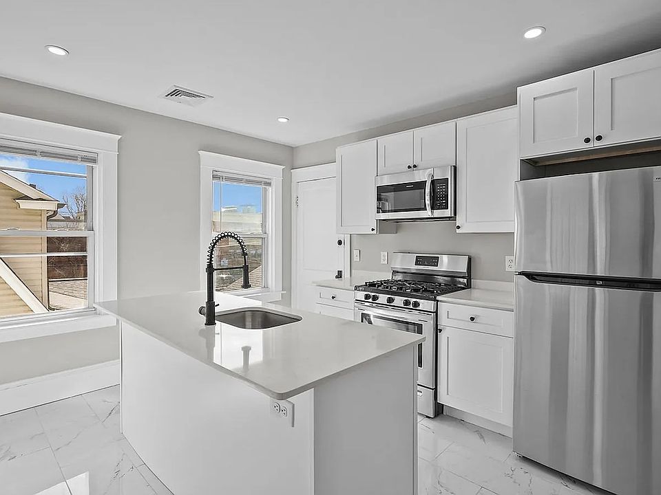 1st image of 460 Eaton St Unit 1