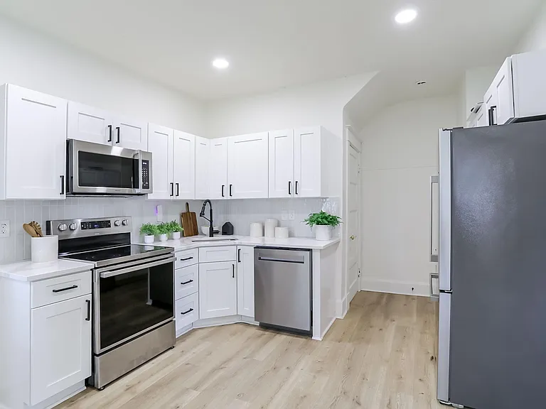 910 Sanders St — Photo 17