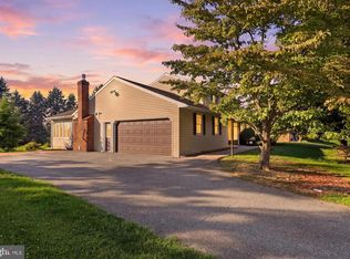 90 Steffie Dr, Mount Wolf, PA 17347