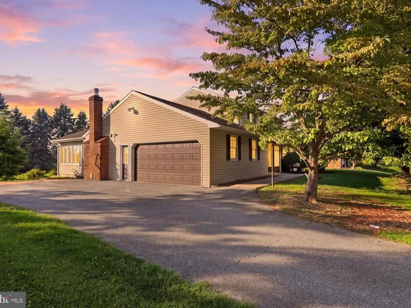 90 Steffie Dr, Mount Wolf, PA 17347