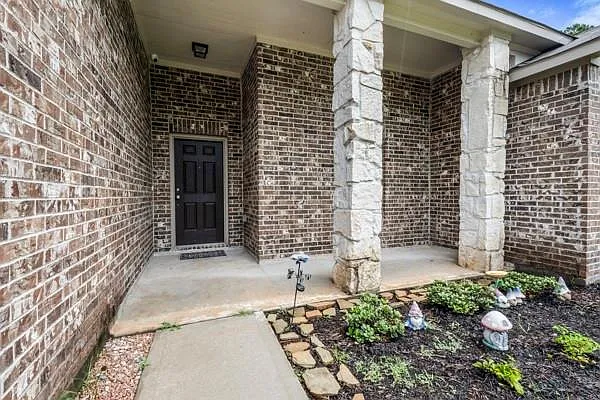 3 bed, 2.0 bath, 2074 sqft, $2,000 — Photo 4