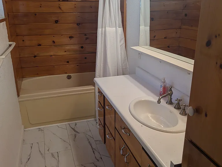 Main bedroom bathroom