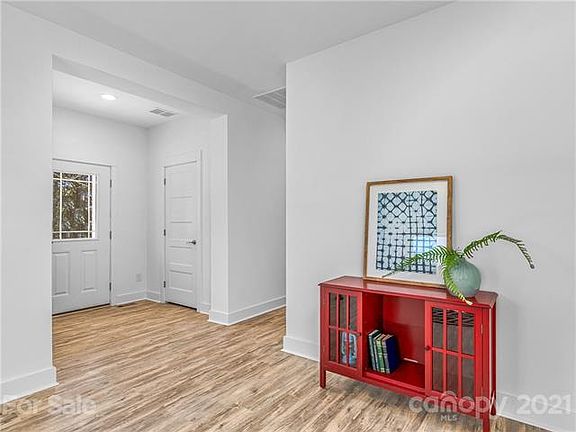 3rd image of 129 Chinaberry Ln