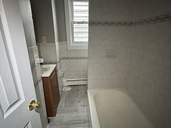 4th image of 167 S 11th St Floor 1