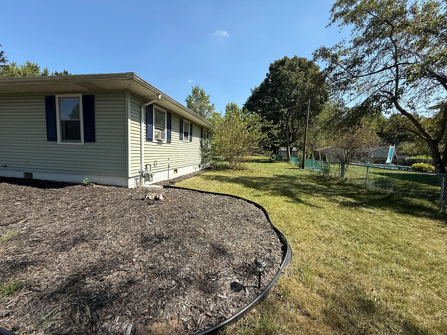 3 bed, 1.5 bath, 1586 sqft, $2,500 — Photo 3