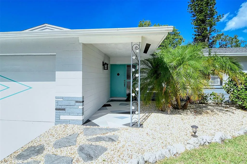 3 bed, 2.0 bath, 1439 sqft, $8,000 — Photo 2