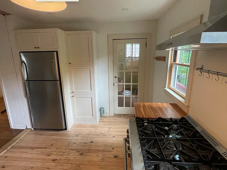 829 Farragut Ave — Photo 2