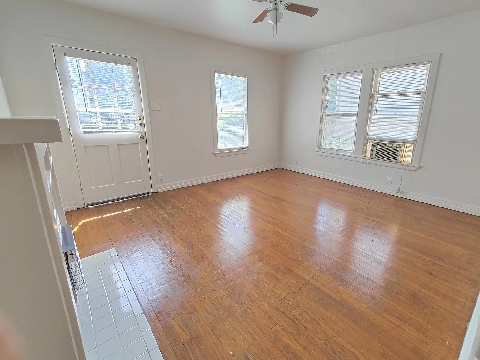 2 bed, 900 sqft, $1,949 — Photo 3