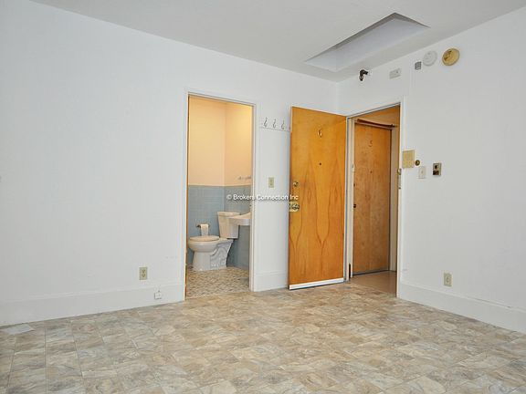 5th image of 910 Clay St APT 6