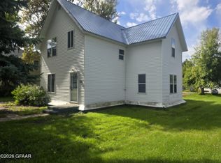 310 Wolcott Ave, Larimore, ND 58251