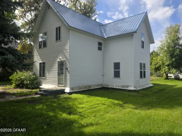 310 Wolcott Ave, Larimore, ND 58251