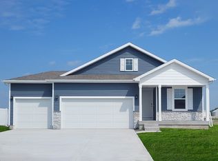 2821 Prairielight Dr, Hiawatha, IA 52233