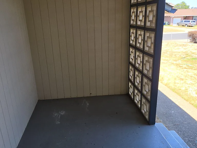 Private entry area - guest can stand out of the rain! 
Spot for shoes and umbrellas.