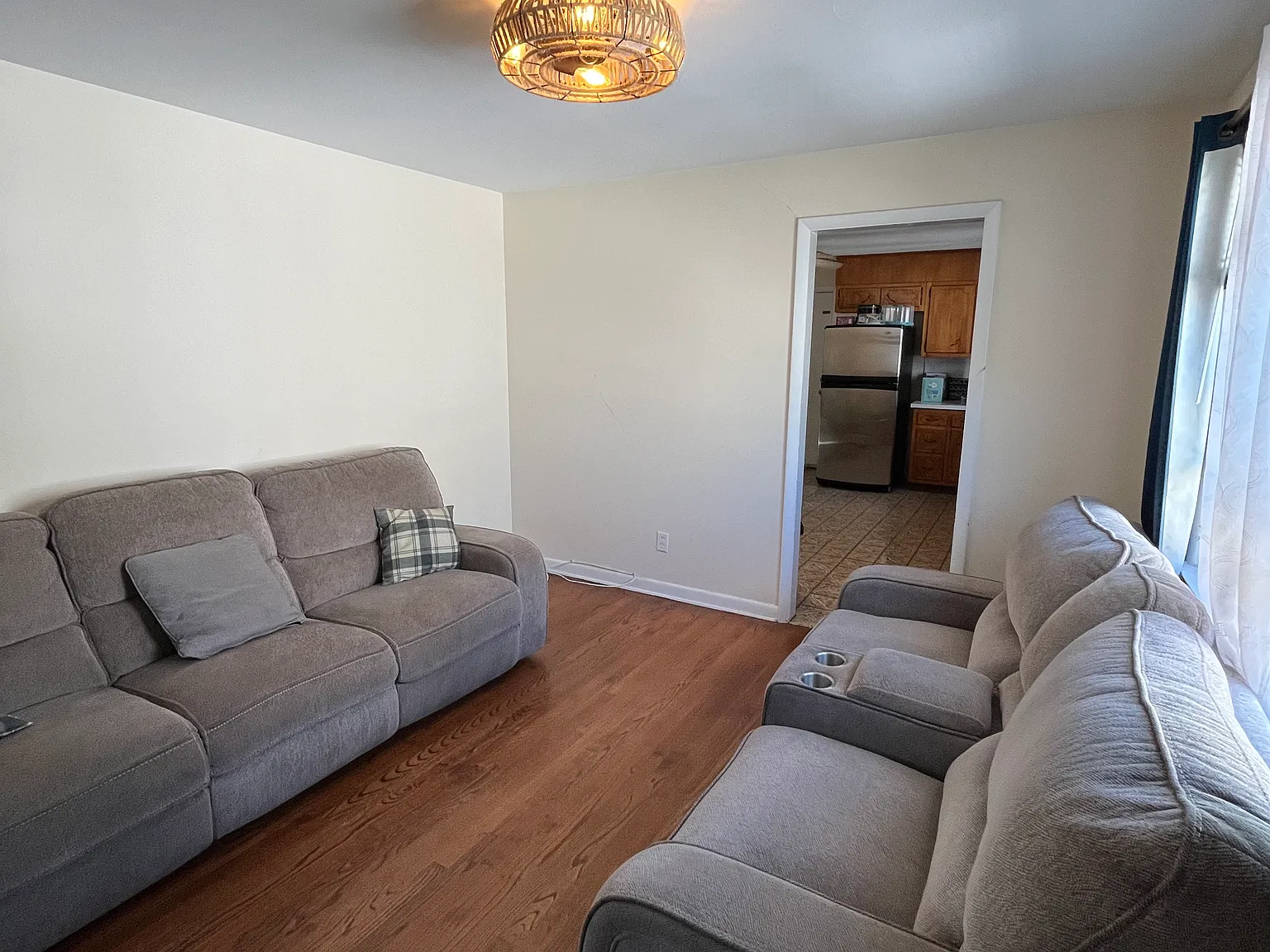 3 bed, 1152 sqft, $2,400 — Photo 3