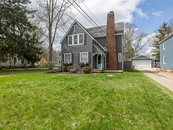 8358 Mapleway Dr, Olmsted Falls, OH 44138