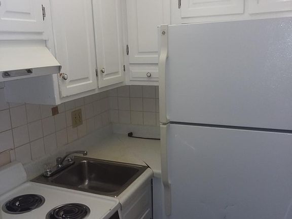 2nd image of 110 S Poplar St APT 5