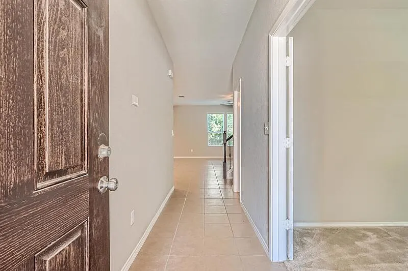 3 bed, 2.5 bath, 2065 sqft, $2,095 — Photo 2